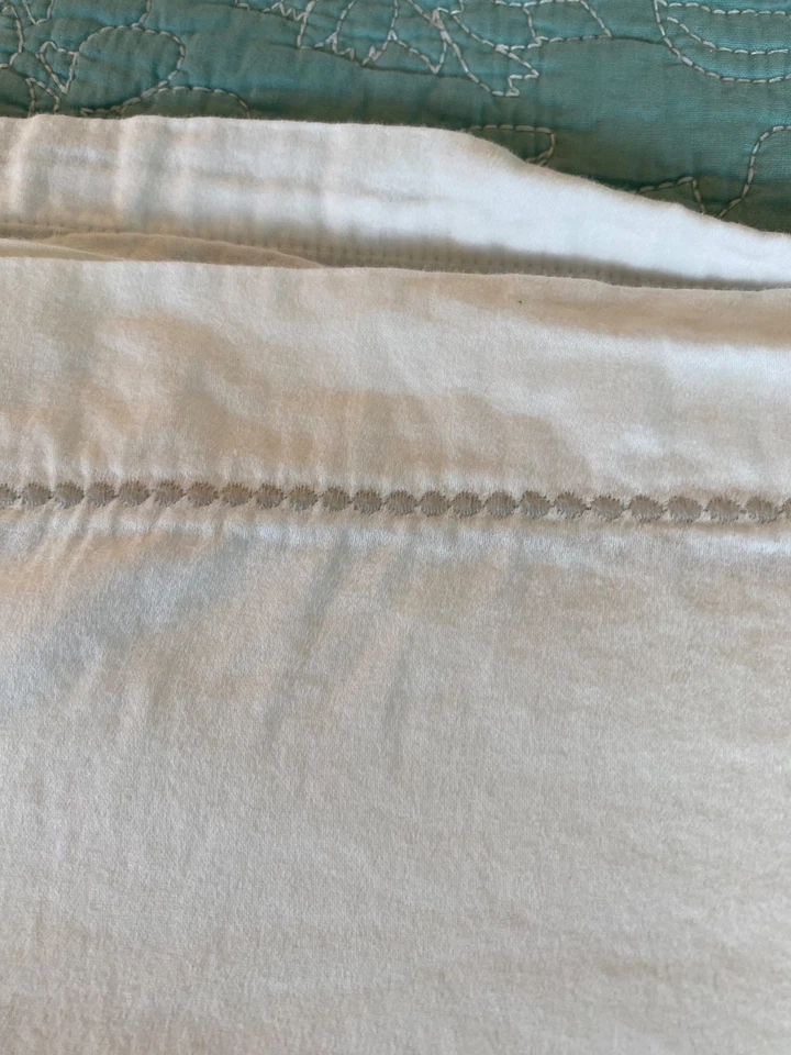 Sábana plana Vera Wang Queen con acento bordado blanco con costuras grises de lujo Foto 3 de 4