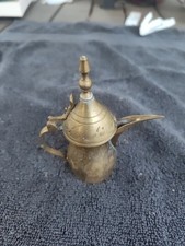 Ancienne cafetière miniature gravée Dallah Moyen-Orient 5 pouces