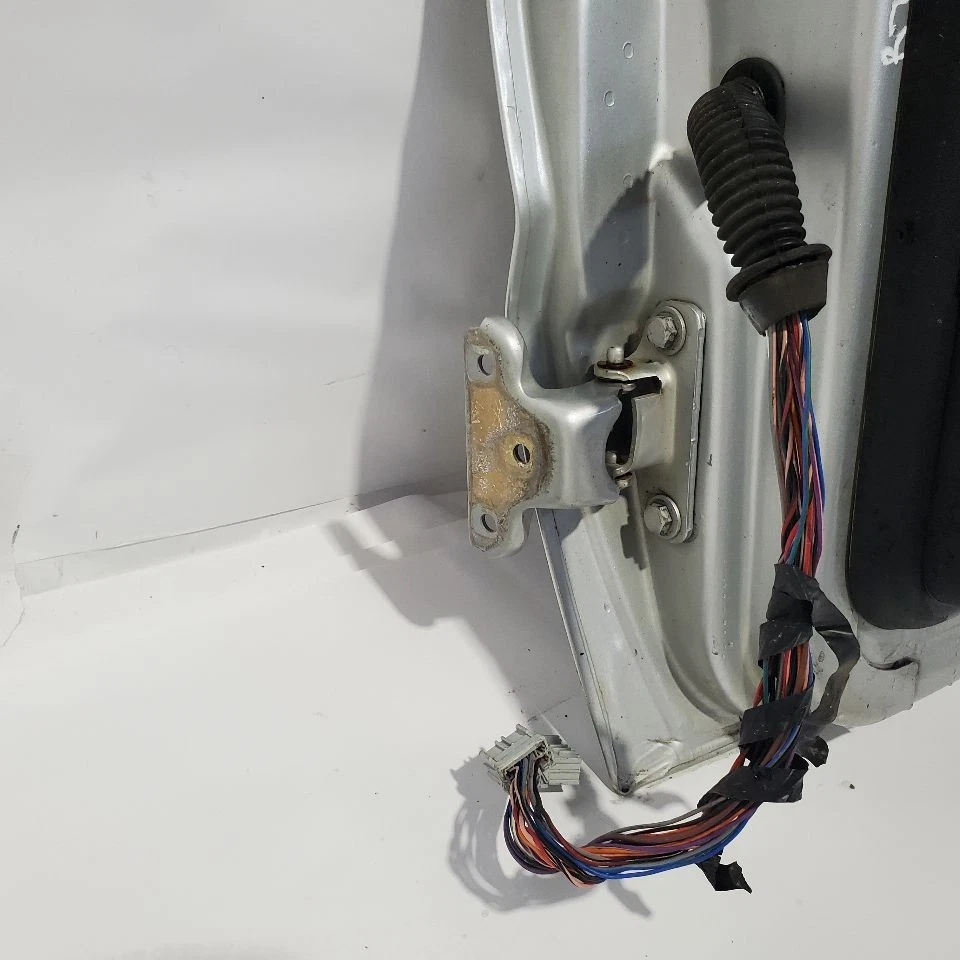 La puerta derecha del pasajero delantero tiene algunas abolladuras OEM 2000 2004 Land Rover Discovery Foto 2 de 4