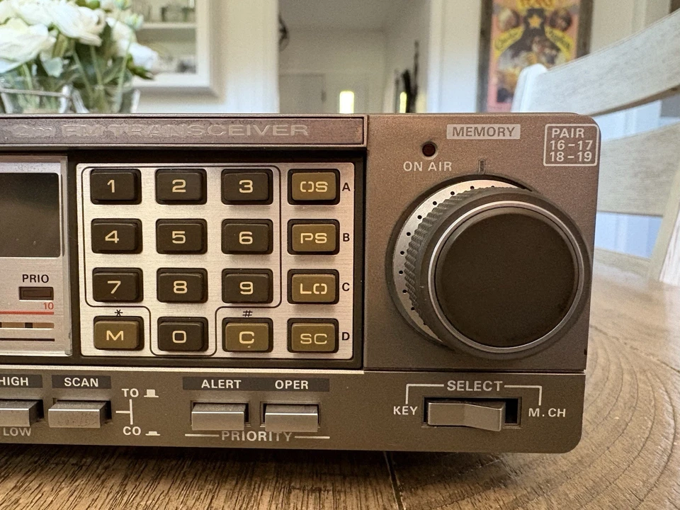 Radio de 2 metros Kenwood TR-7950 con micrófono y cable de alimentación Foto 3 de 4