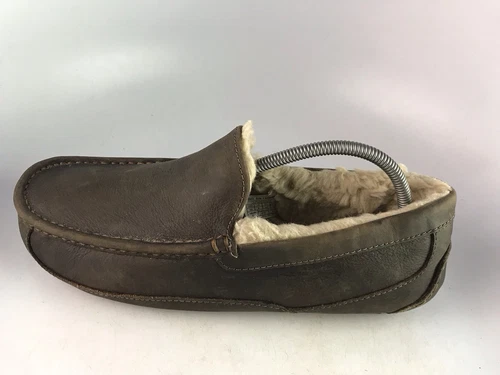 UGG Ciabatta Uomo Ascot Pelle Opaca Slip On Pelle Marrone Tg 10 US