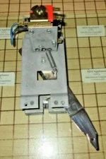 Thermador CMT127N / CMT227N Oven Door Latch 00142728, 14-37-327, 142728