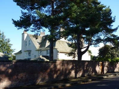 Foto A3 Ost Lothian Stadtbild: Hummellstraße, Gullane reife Bäume und um 2010
