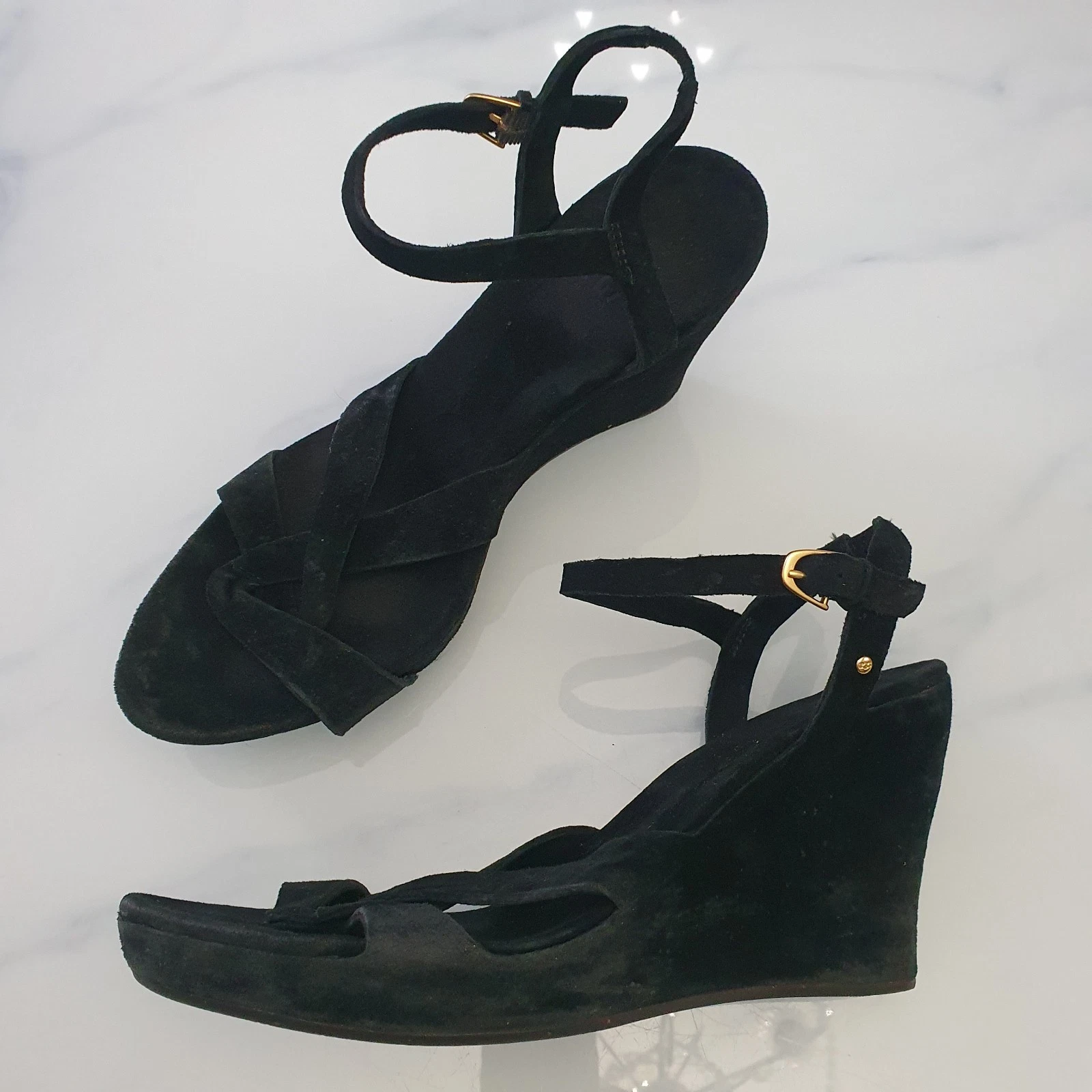 Sandali UGG neri scamosciati zeppa punta aperta UK7 EU40 US9 scarpe basse plateau ben indossati