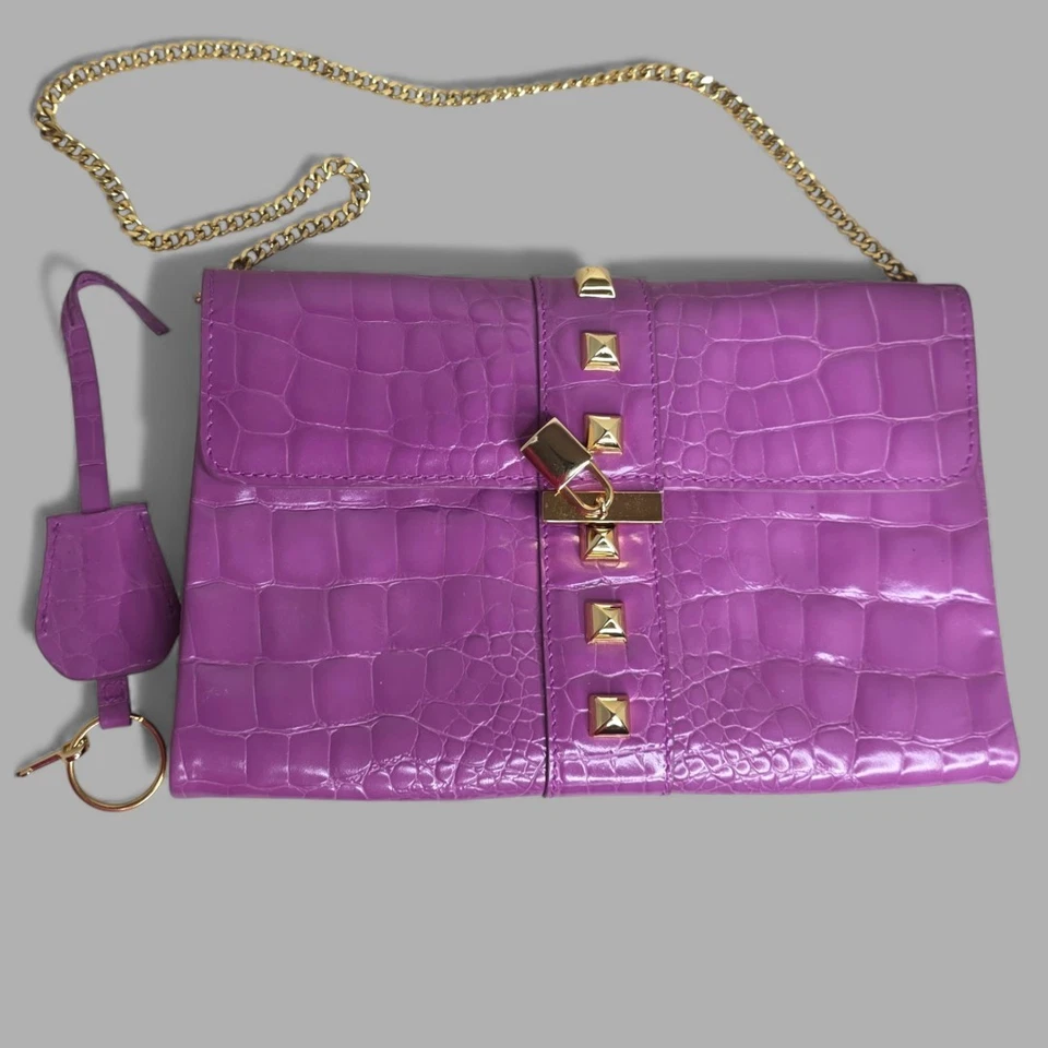 Cartera sin asas Carlisle imitación cocodrilo púrpura con correa de cadena dorada e interior fucsia usada en excelente estado Foto 2 de 4