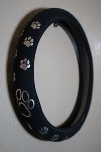 Dog paw wheel cover for steeringwheels black with silver paws