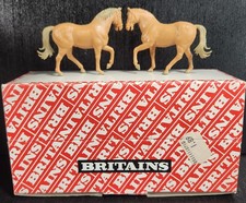 BRITAINS VILLAGE FARM HORSES TAN SET OF 2 VTG 1977 2113 NOS PLASTIC ENGLAND