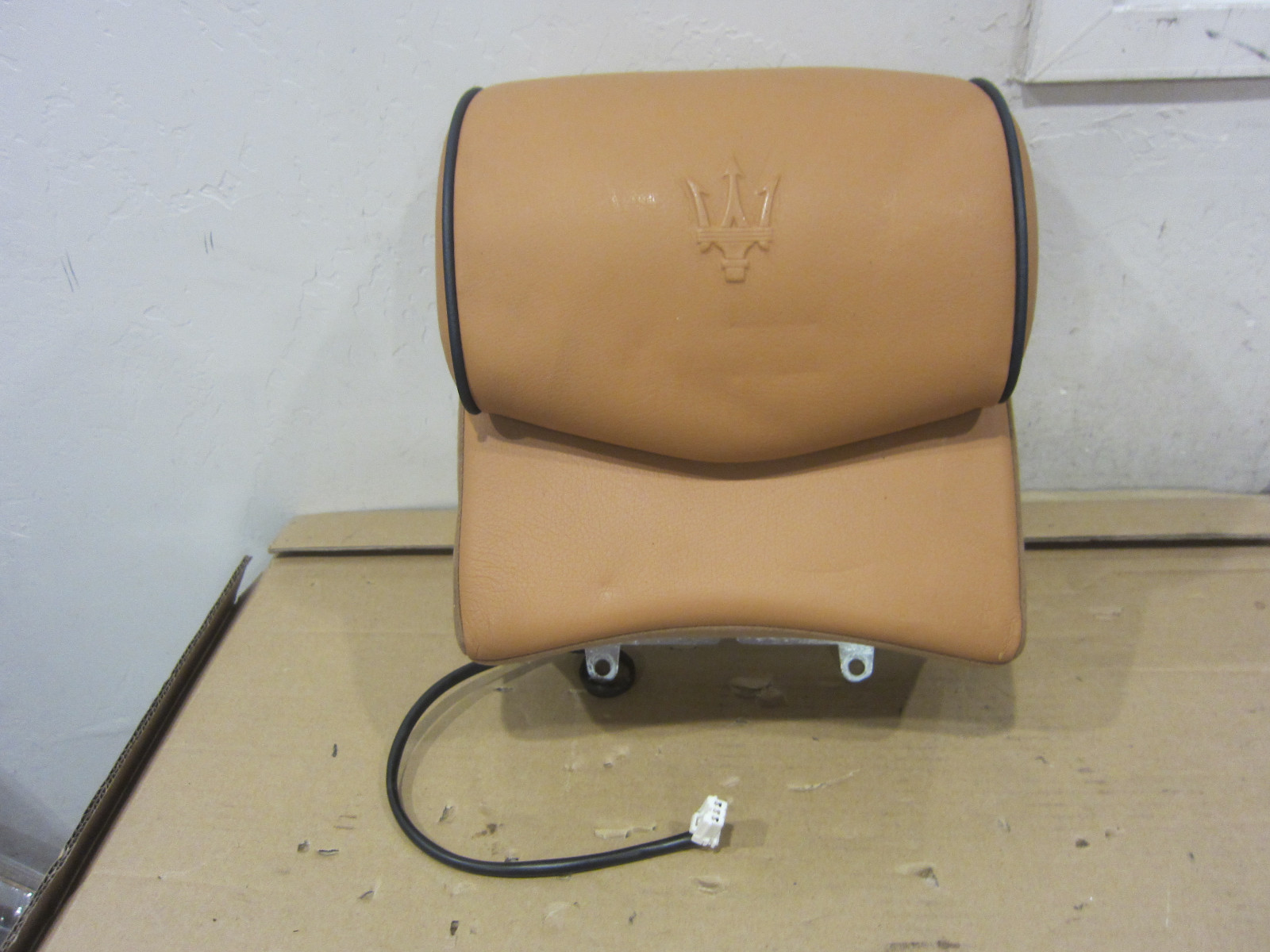 Maserati Quattroporte 2006 -  Rear Middle Headrest - Cuoio - P/N 981421700