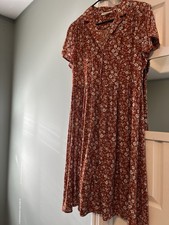Rust Floral Short-Sleeve V-Neck Midi Dress. Size L Excellent Condition