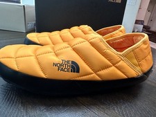 The NORTH FACE Thermoball Traction Mule V Slippers Summit Gold Black M14 NWB