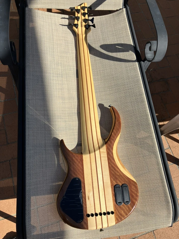 Bajo de 7 cuerdas - Caja abierta Foto 3 de 4