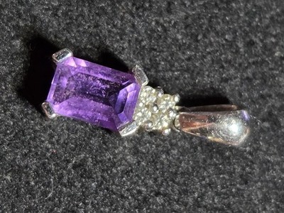 1,36g 18K Weißgold natürlicher Amethyst Anhänger Smaragdschliff vier Diamantsplitter