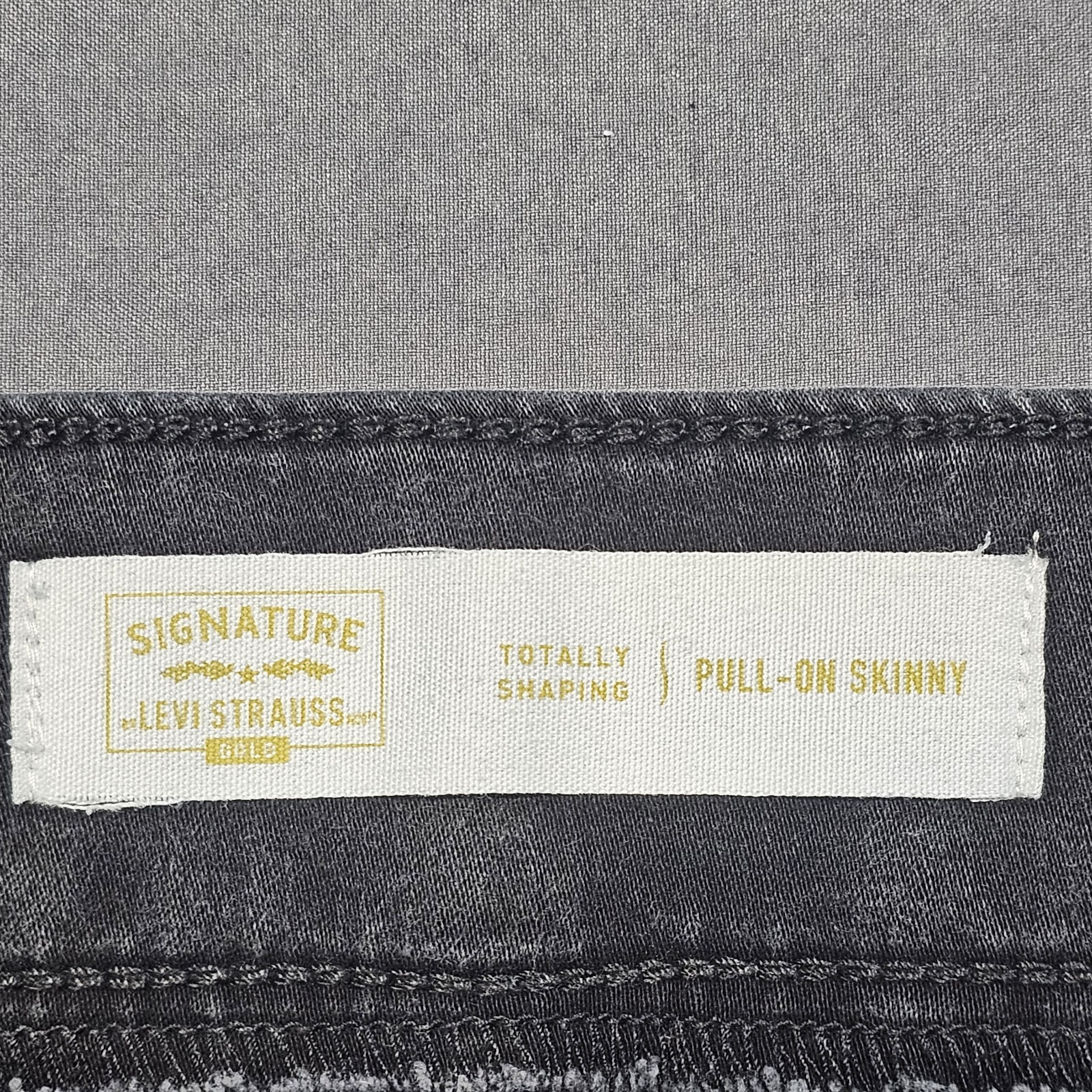 Signature Levi Strauss Totally Shaping Pull-On Skinny Black Womens Denim 12S  thumbnail 5