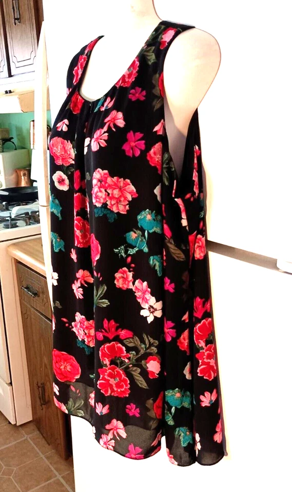 VINCE CAMUTO TOP DE GASA FORRADO SIN MANGAS ESTAMPADO FLORAL NEGRO TALLA GRANDE 1X USADO EN EXCELENTE ESTADO Foto 2 de 4