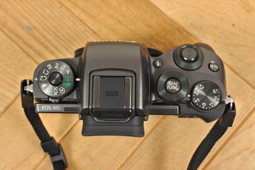 Cámara digital Canon EOS M5 24,2 MP sin espejo y adaptador de batería/cargador/montaje - Imagen 7 de 17