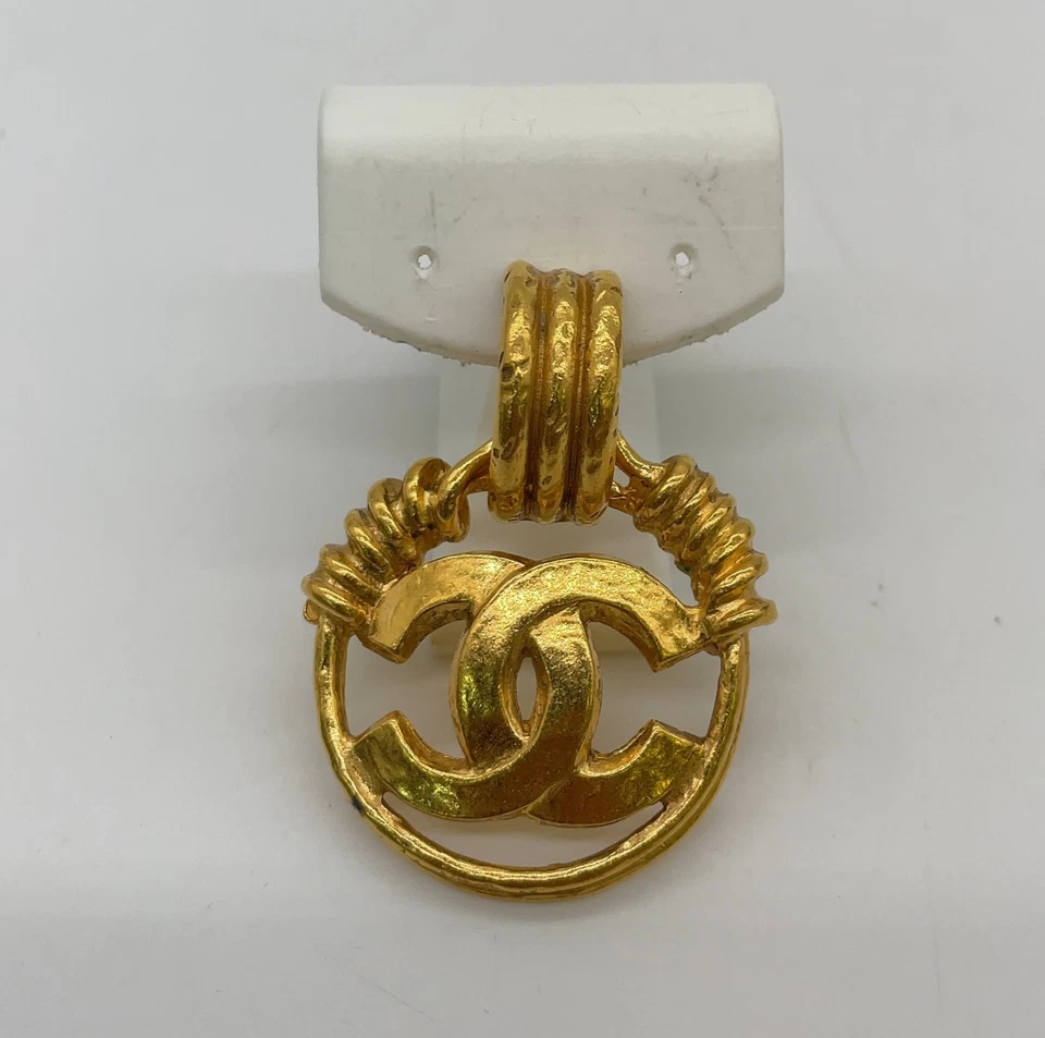 Auténticos pendientes Chanel Coco Mark 32,5 g 94P con caja SK060496 - Imagen 4 de 4