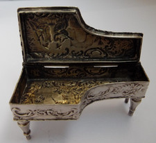 BEAUTIFUL RARE ENGLISH ANTIQUE 1905 STERLING SILVER NOVELTY GRAND PIANO PILL BOX
