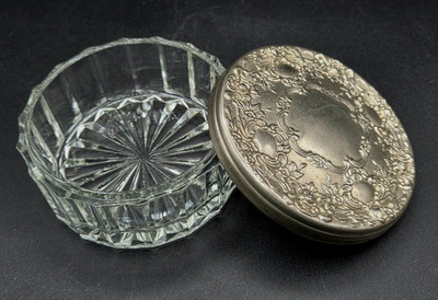 Vtg. Victorian Round Glass Dresser Vanity Jar Silver/Metal Lid Felt Lining 1940s