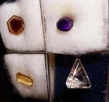 Micromount kleine Edelsteine Sammlung: 4 verschiedene Schmucksteine, Madagaskar