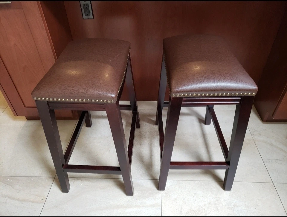 2 BAR STOOLS & 1 MIRROR  BUNDLE  - Image 3 of 4