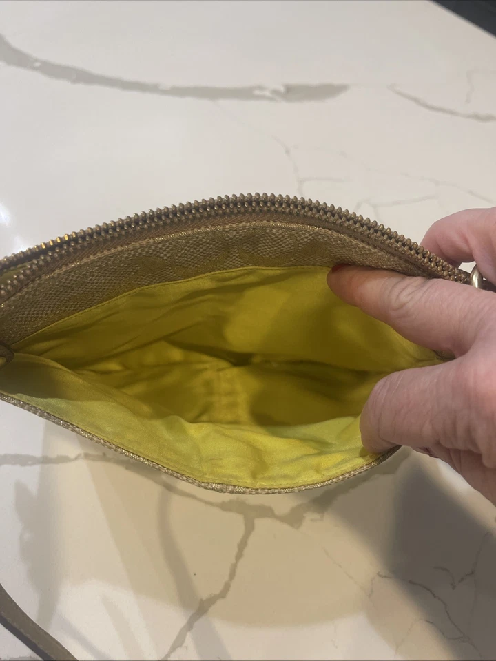 Bolso de mano Coach dorado irredescente bandolera de lona y cuero Foto 3 de 4