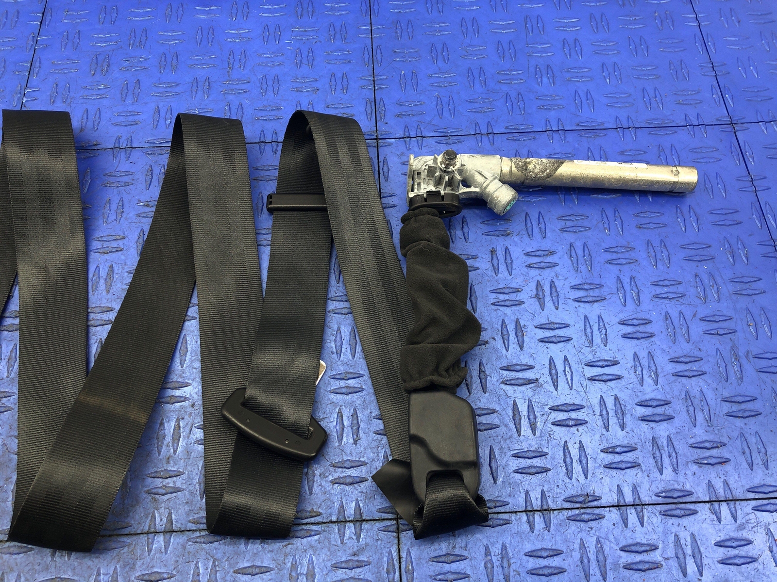 2014-2021 MASERATI QUATTROPORTE FRONT LEFT SEAT BELT RETRACTOR BLACK OEM 2015