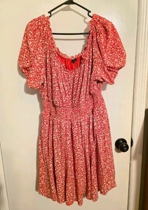 Torrid Plus Size 2 2X 2XL Red And White Floral Crinkle Gauze Puff Sleeve Romper
