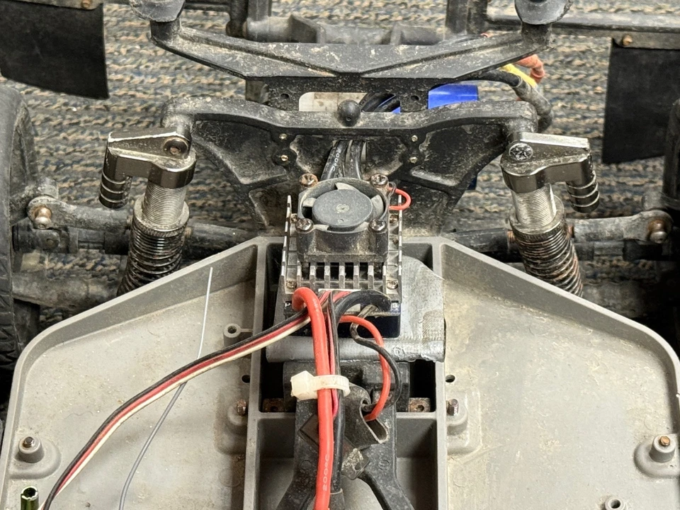 Traxxas Slash 2wd VXL 1/10 Scale w/ Brushless Motor, ESC, and Steering Servo - Image 2 of 4