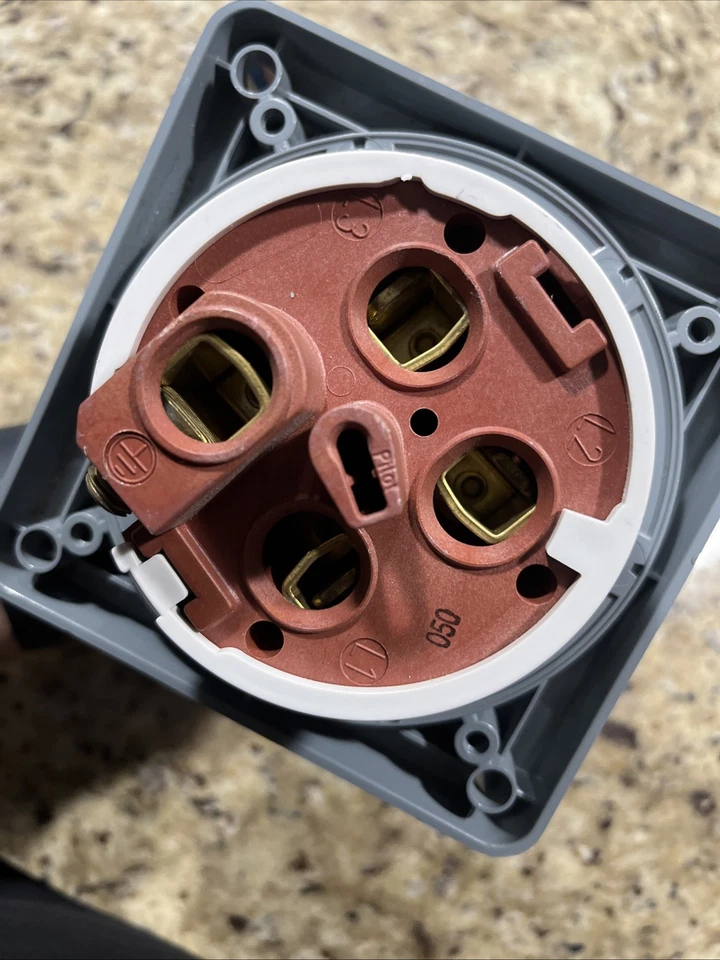 Mennekes Me 4100R9 Receptacle 100A, 250v, 3P, 4W with Base - Image 4 of 4