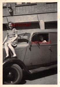 Hübsche Frau auf Motorhaube LKW Opel Blitz 2,0 Kastenwagen Dessau