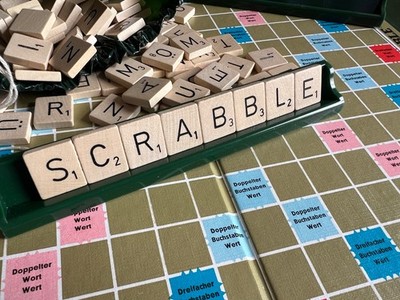 SCRABBLE  - mit 119 Buchstaben aus Holz