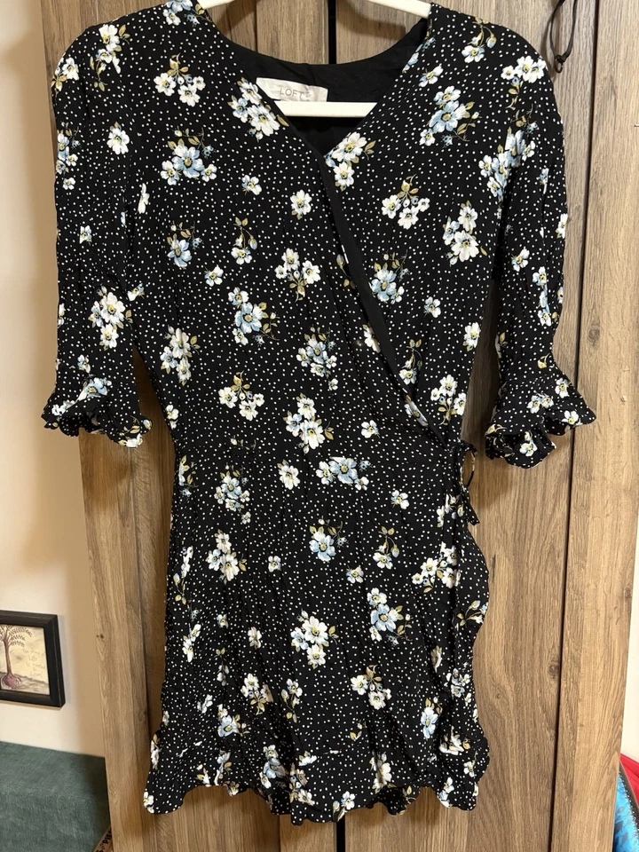 Mini Vestido LOFT Para Mujer Floral Envolvente Talla 2 Volantes Dobladillo Manga Corta • Negro/Azul Foto 2 de 4