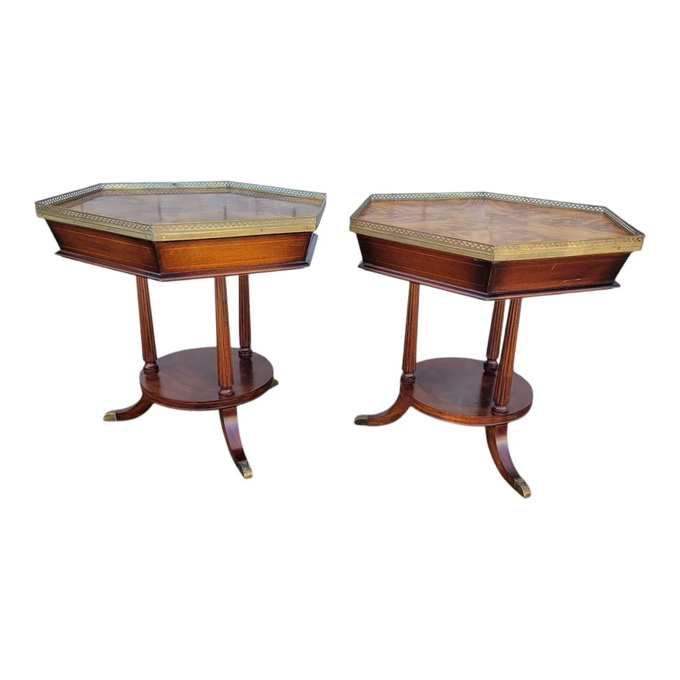 Par de mesas auxiliares inglesas de caoba de los años 20 Regency adorno de galería de latón a juego Foto 4 de 4