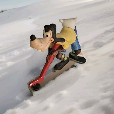 GOOFY Playing Hockey Figurine Walt Disney 4.7