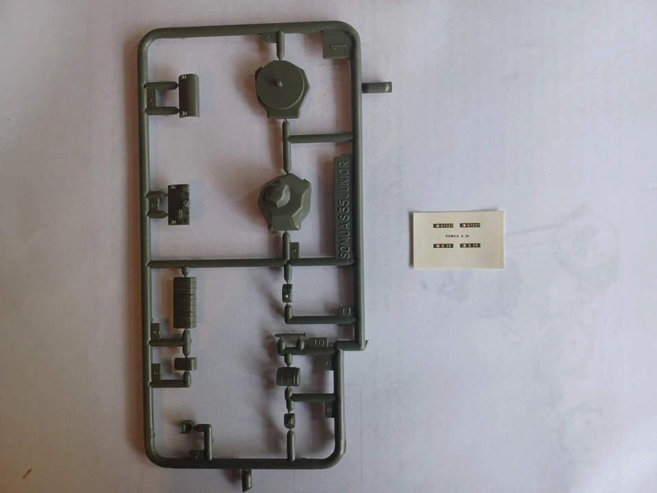   HELLER - char SOMUA S 35 - Vintage plastic kit  1:72 - Immagine 3 di 4