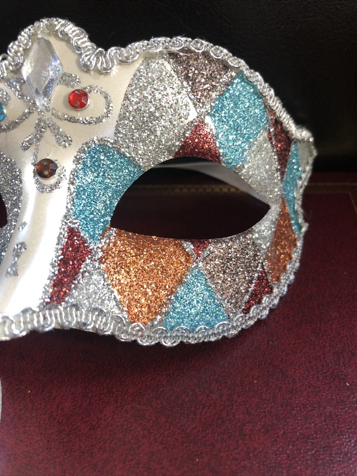 Máscara de máscara pintada à mão feita em Veneza Itália para Pier 1 Importações Prata - Imagem 3 de 4