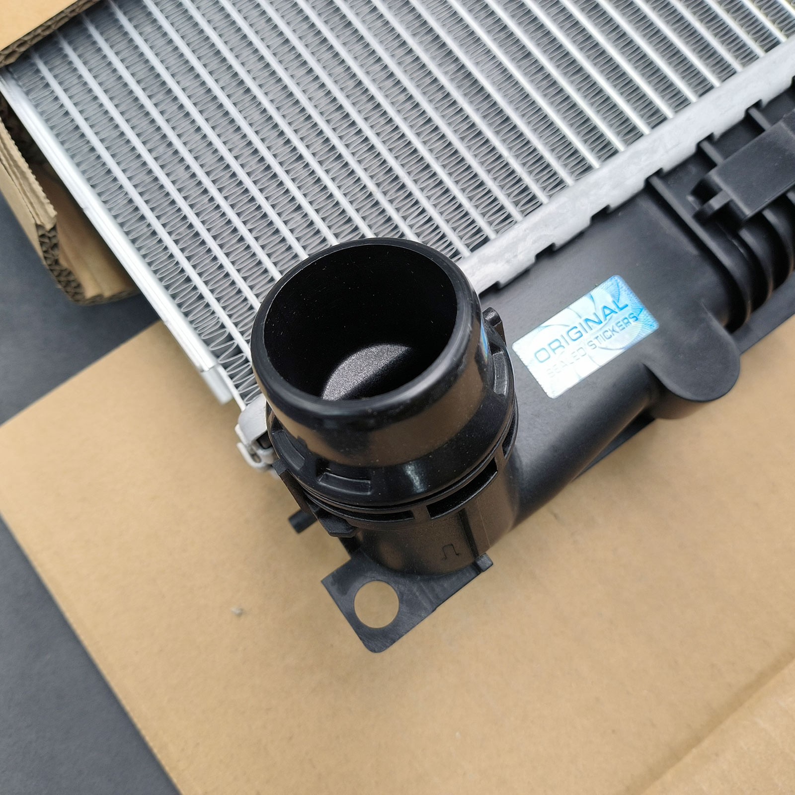 17118673371 Radiator for 2014-2017,2019-20 BMW i8 Base 1.5L Electric/Gas I12 I15