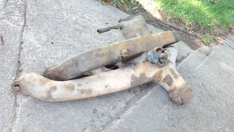 1946 1947 Ford TRUCK 6 cyl INTAKE / EXHAUST MANIFOLDS Original 1948 1951 F1 F2 - - Image 2 of 4