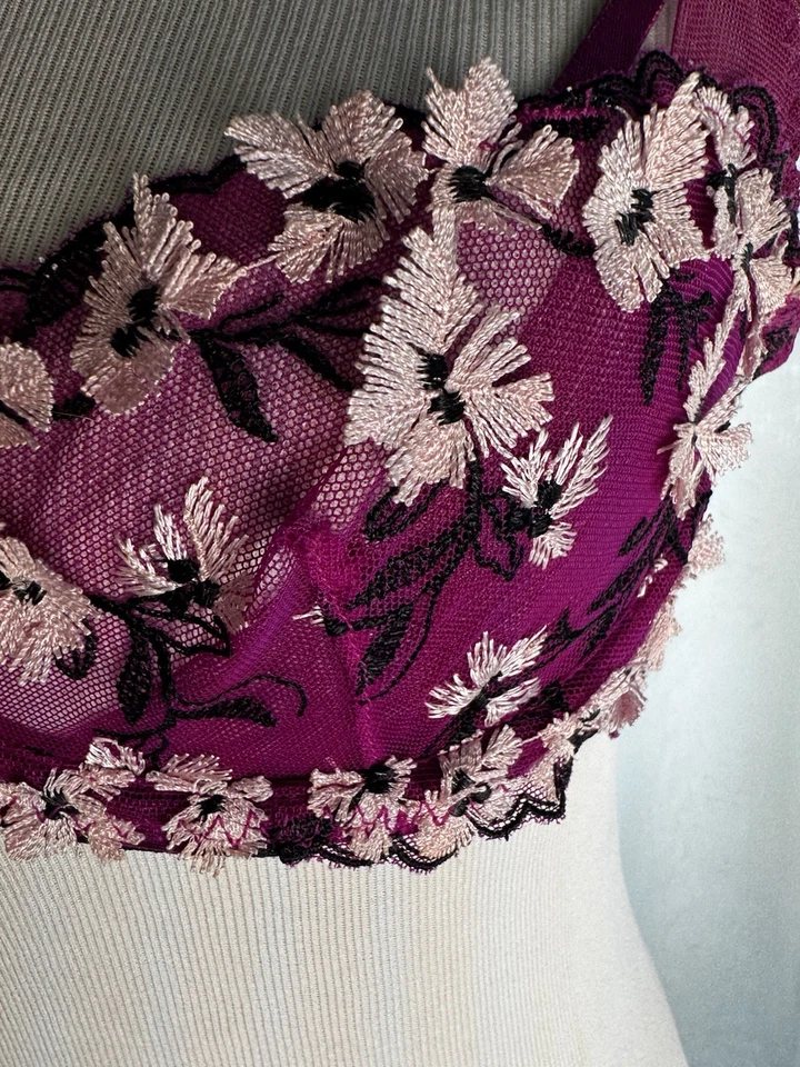 Sujetador transparente Agent Provocateur L’Agent púrpura/rosa 3D encaje floral 32C sin forro Foto 4 de 4