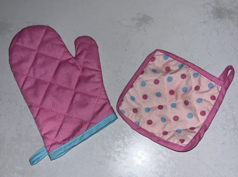 Battat Pretend Play Kitchen Oven Mitt Pot Holder Accessories