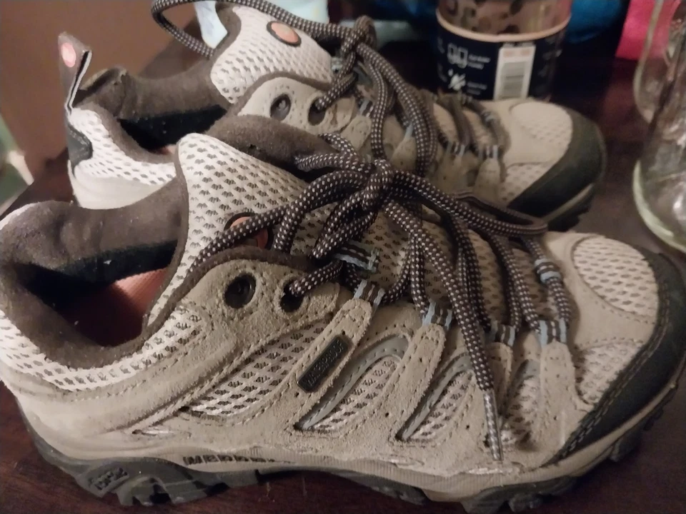 Women’s Merrell Waterproof Hiking Shoes Size 6.5 Vibram Soles Dusty Olive - Image 2 of 4