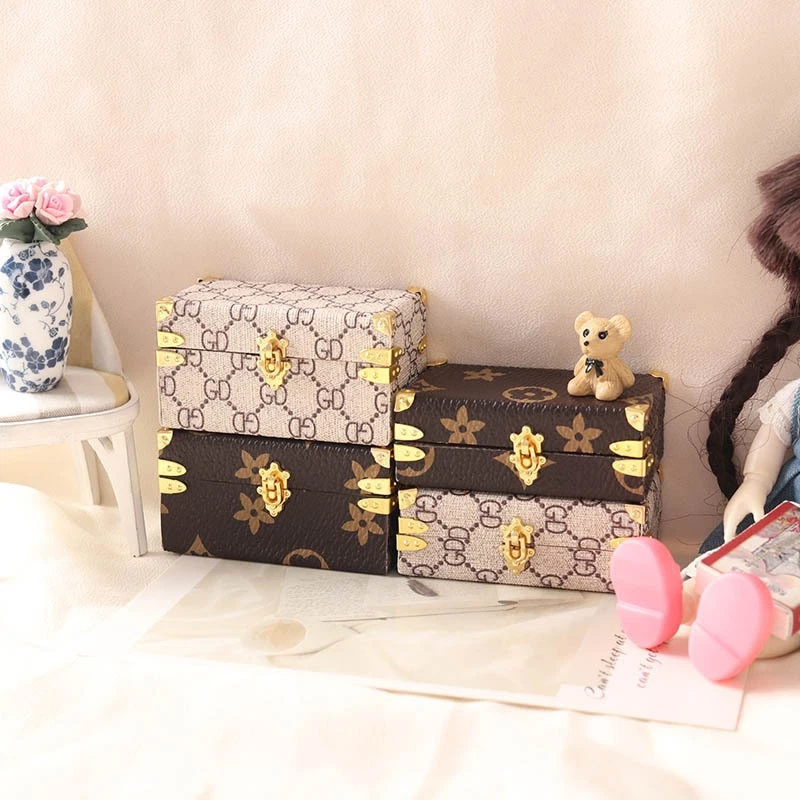 Casa de Muñecas Miniaturas 1:12 Equipaje Maleta Baúl Cofre Cuero Caja de Almacenamiento Estuche Foto 2 de 4