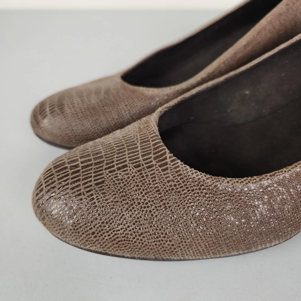 Sapatos Stuart Weitzman Feminino 7 Marrom Estada Texturizado Salto Cunha Bombas NOVO - Imagem 4 de 4