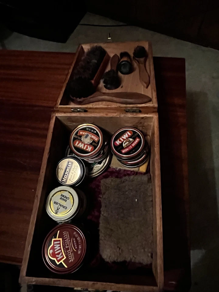 Caja de brillo de zapatos vintage roble grifo con reposapiés, incluye cepillos y cera Foto 4 de 4
