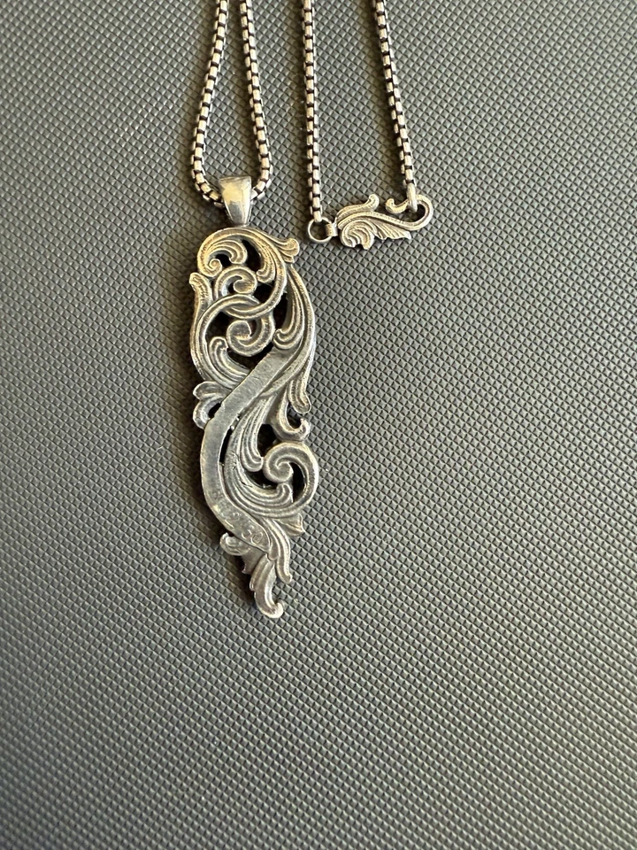 Colgante de plata esmeralda y .925 - Raro 2/30 con cadena a juego. Artista: @raftark Foto 4 de 4