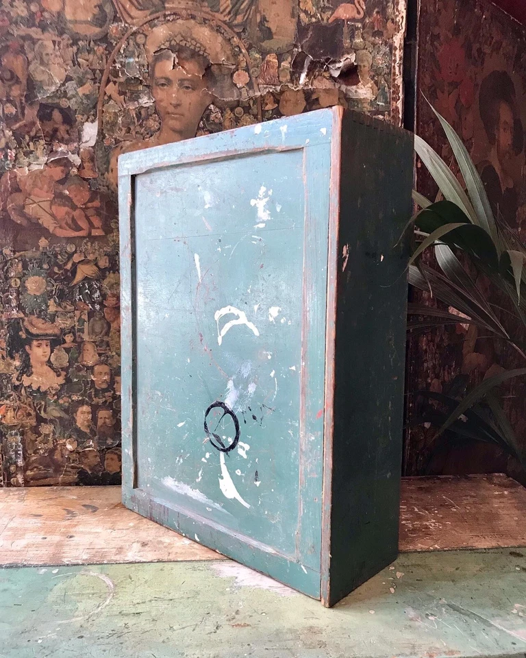 Carpinteros de pecho armario de pino pintado de verde vintage taller industrial  Foto 2 de 4