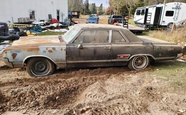 Oldsmobile Cutlass, 1965, bisel del faro derecho Foto 2 de 4