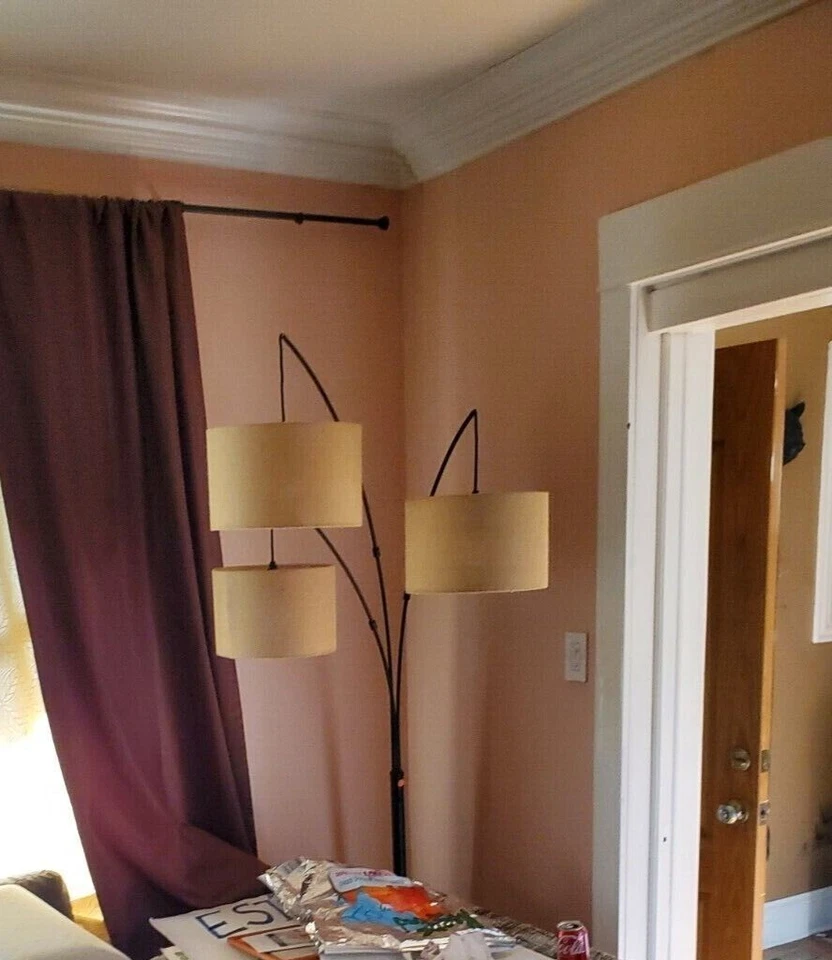 Lámpara de pie Adesso Trinity Arc acabado bronce antiguo, tonos arpillera beige Foto 4 de 4