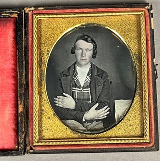 1/6 PLATE DAGUERREOTYPE HANDSOME YOUNG MAN DIFFERENT HAND POSE NO WIPE MARKS