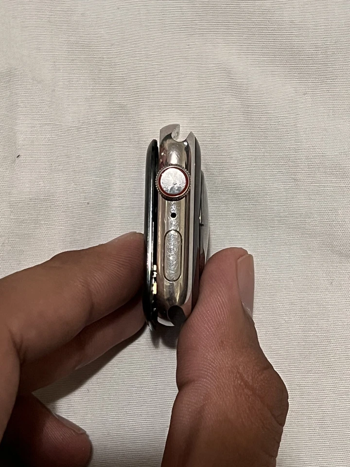 Apple Watch Series 4 Stainless steel with GPS and cellular PARTS NOT WORKING - Image 4 of 4